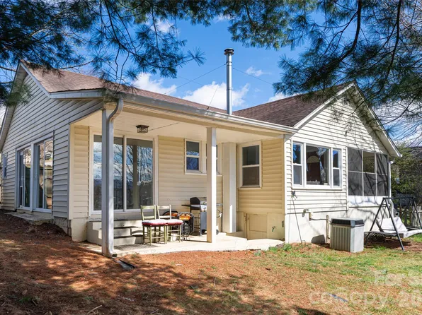 203 Pine St, Candler, NC 28715