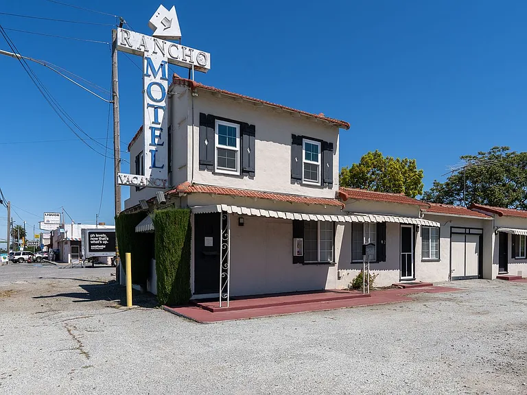 19040 Monterey Rd — Photo 2