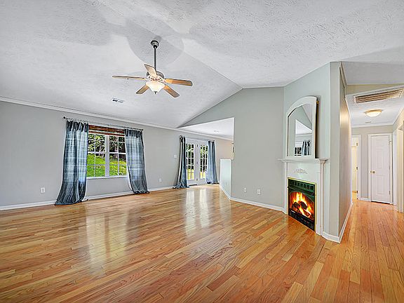 3rd image of 407 Dogwood Glen Ln
