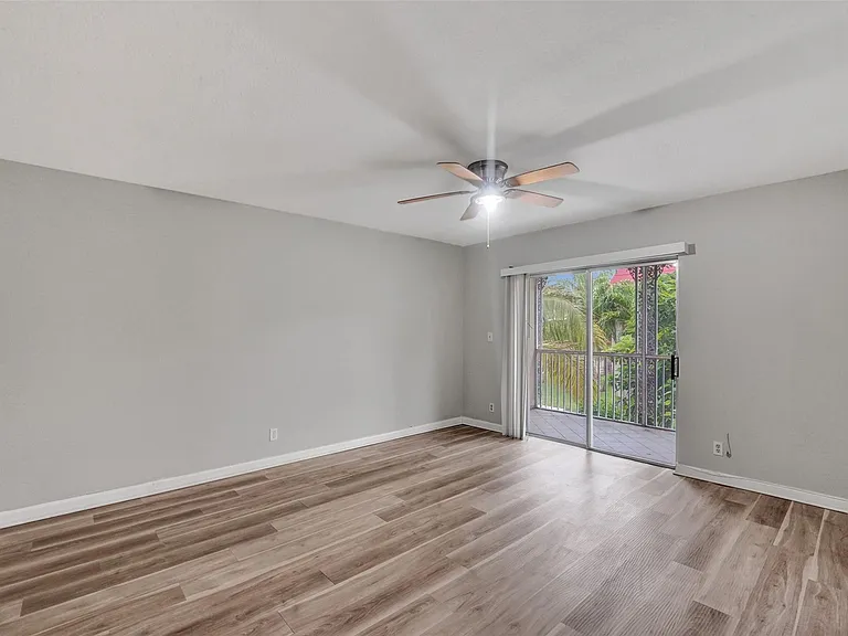 555 SE 8th St #252 — Photo 4