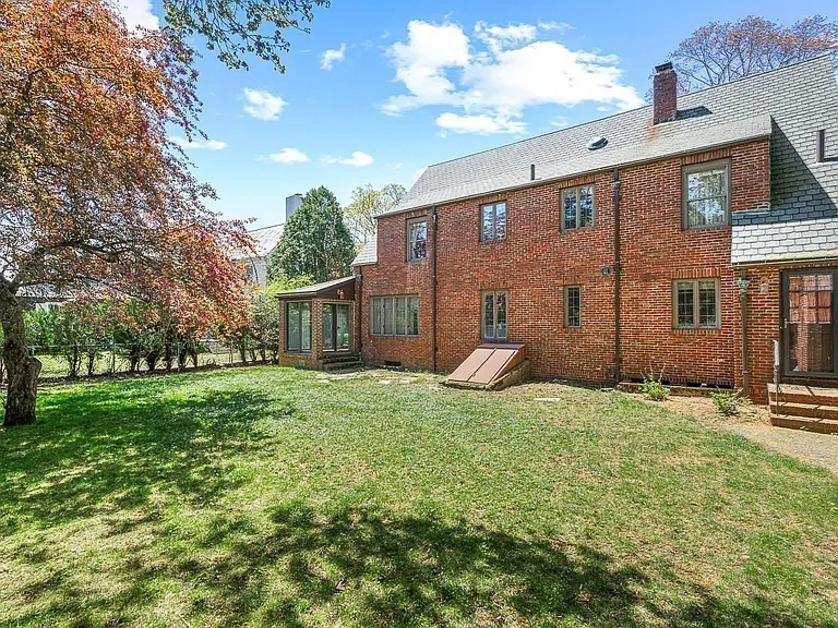 59 Wedgemere Ave — Photo 32