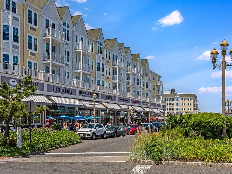 Pier Village Apartments — Photo 40