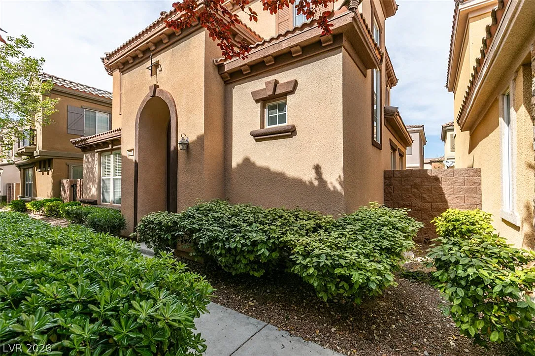 3 bed, 2.5 bath, 1610 sqft, $4,200 — Photo 3