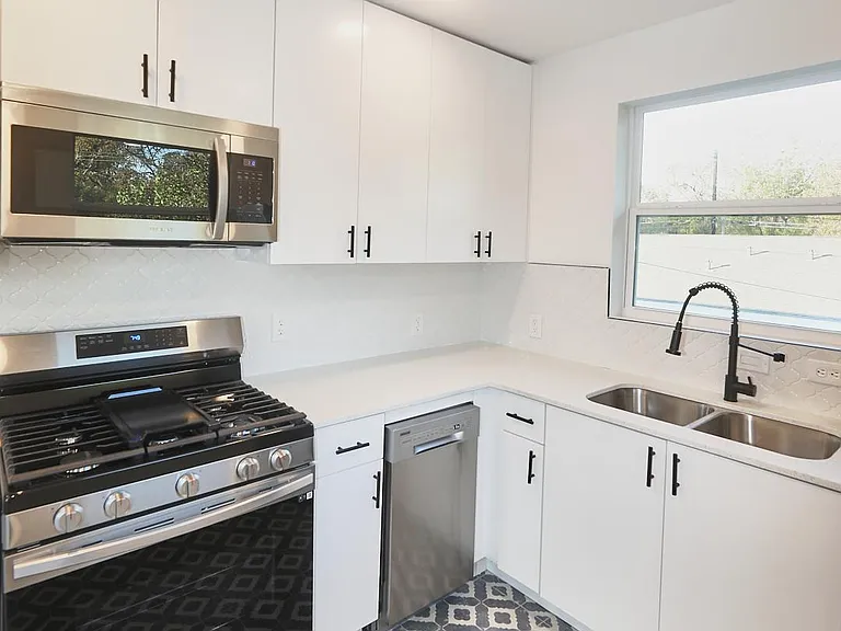 3300 Tom Green St #5 — Photo 7