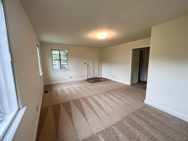 527 Elmhurst Rd — Photo 4