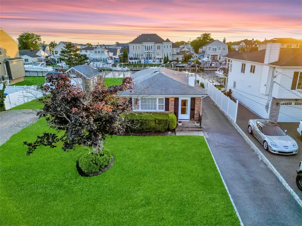 138 Sequams Lane E, West Islip, NY 11795