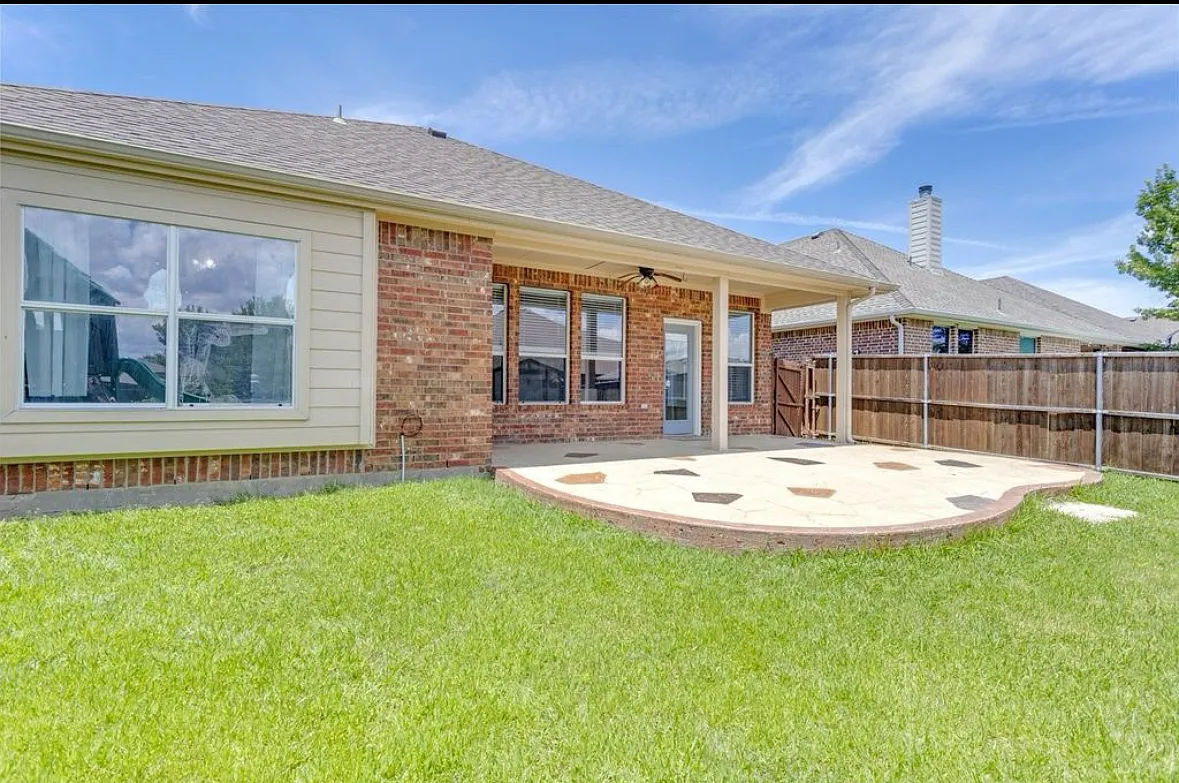4 bed, 1595 sqft, $2,200 — Photo 1
