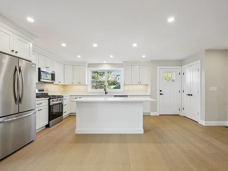 110 Stowe St — Photo 3