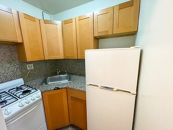 4th image of 444 W 46th St APT 1D