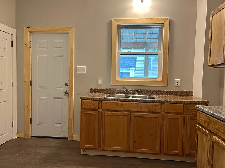 114 S Melcher St — Photo 20