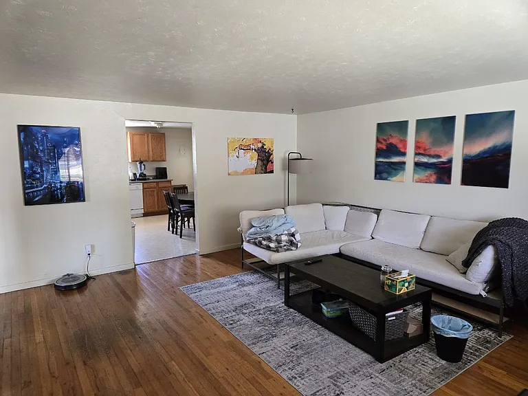 672 Cody St — Photo 2