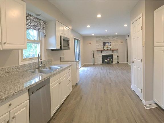 3rd image of 4429 Stratford Dr