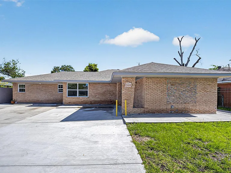 7950 Longridge Dr — Photo 2