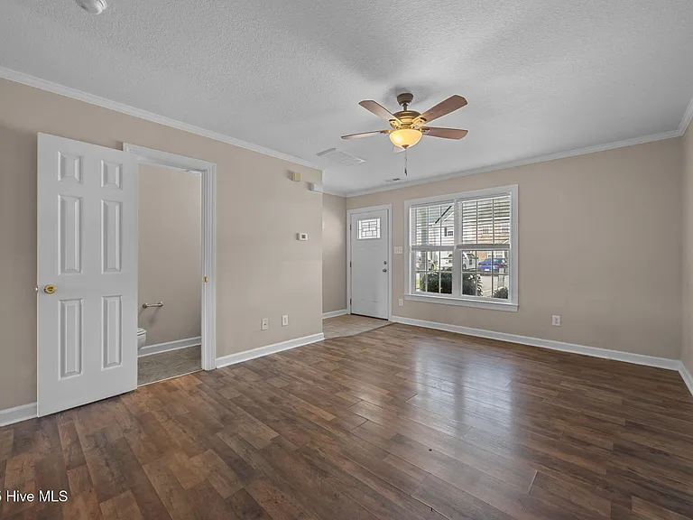 911 Springwood Dr — Photo 2