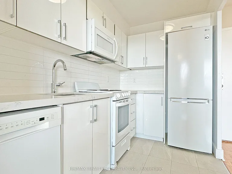 1500 Bathurst St #1009 — Photo 2