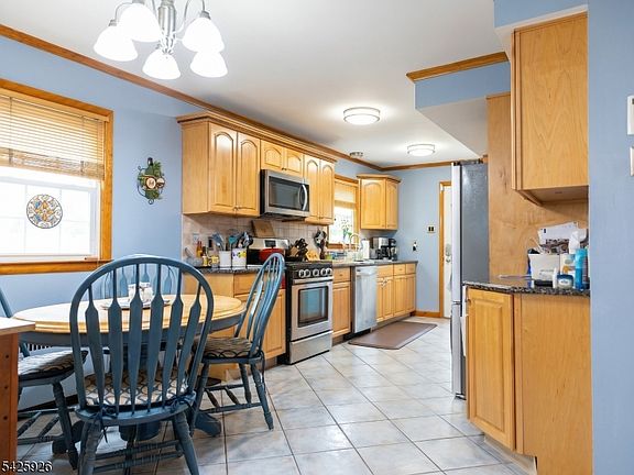 5th image of 1386 Beverly Rd
