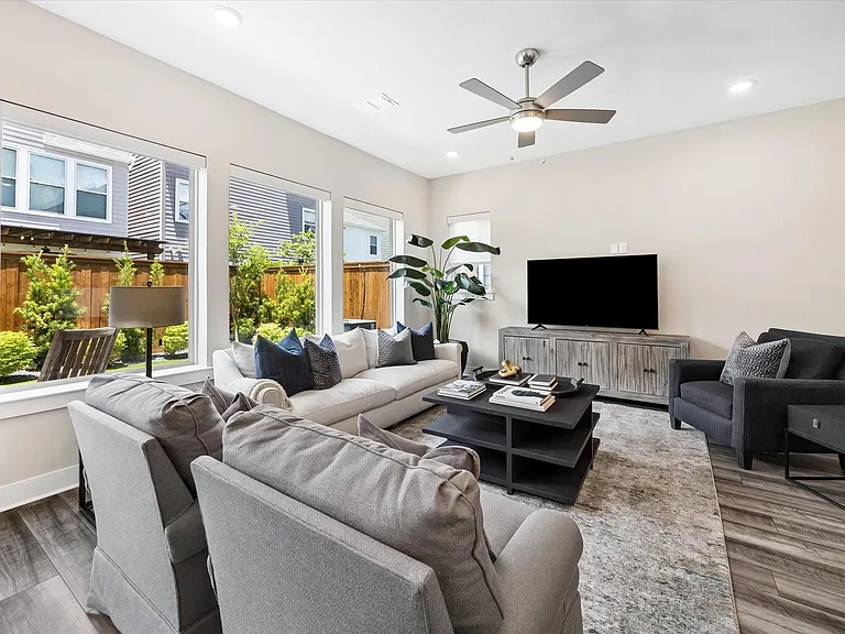 10960 Hewitt Cliff Ln — Photo 3