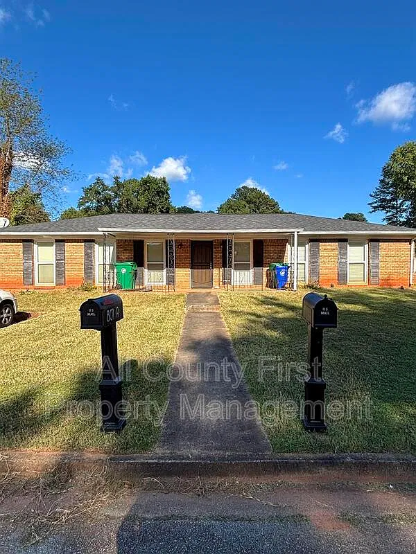2 bed, 1.0 bath, 890 sqft, $1,200 — Photo 1