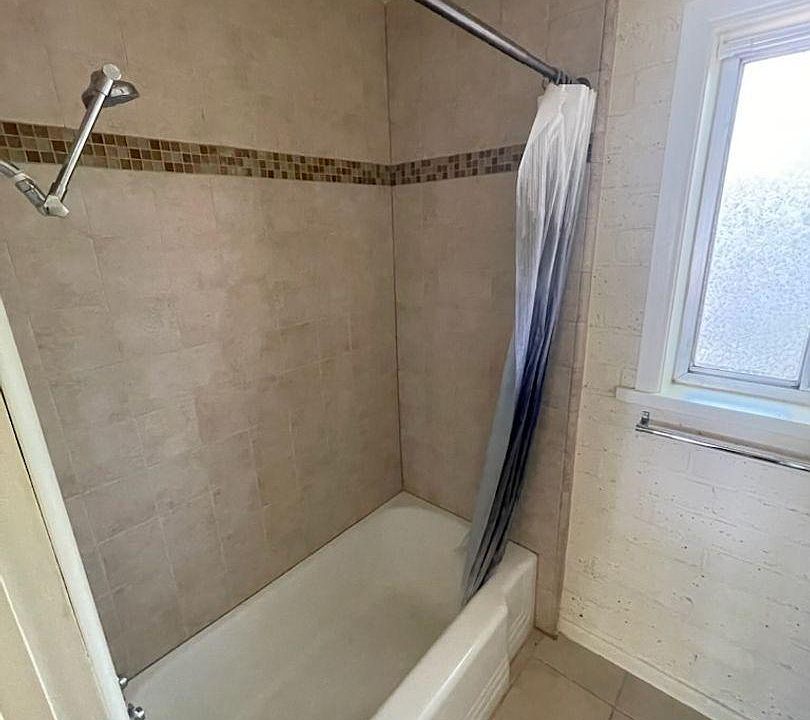 Full bath with tiled shower/tub.