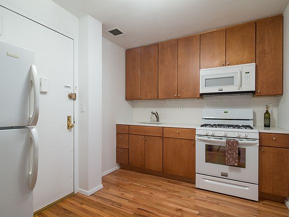 4th image of 226 E 95th St APT 206