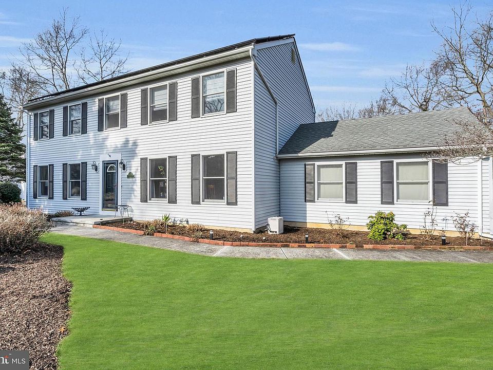 1st image of 106 Fox Hollow Dr