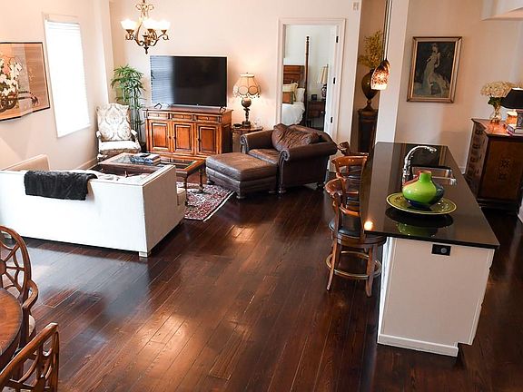 5th image of 711 Tchoupitoulas St APT 404