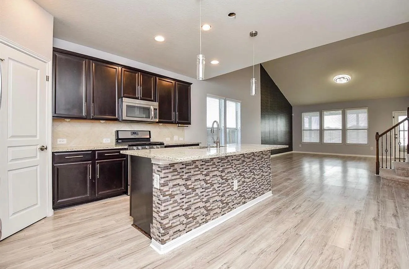 4 bed, 2.5 bath, 2684 sqft, $4,300 — Photo 4