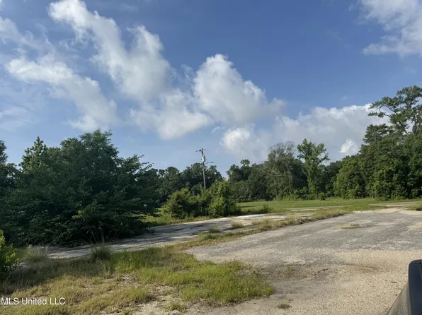 329 Ballentine St, Bay Saint Louis, MS 39520