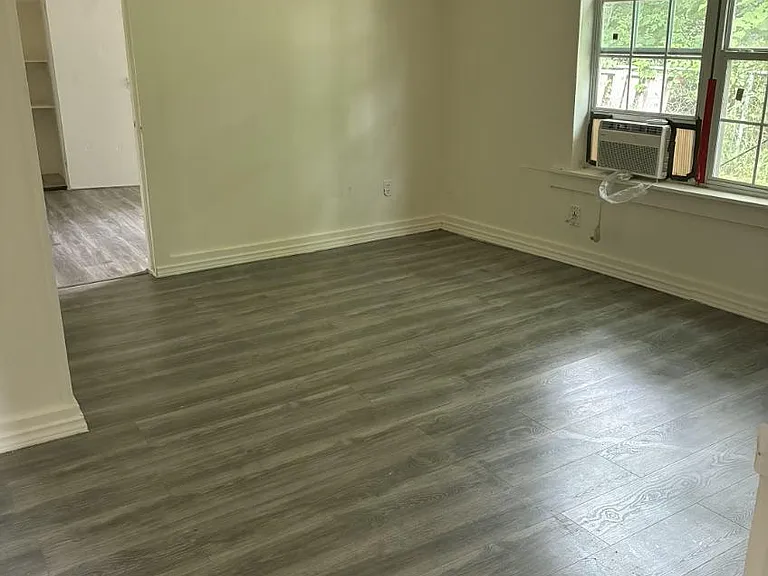 229 University Ave — Photo 6