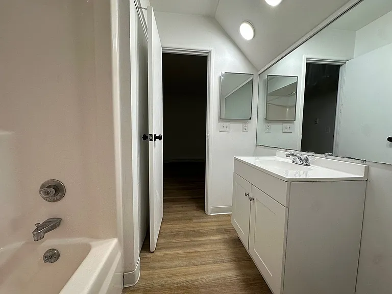 University Park Apartments near Cornell University — Photo 234