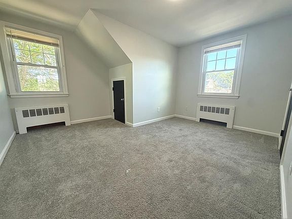 4th image of 95 Burke St
