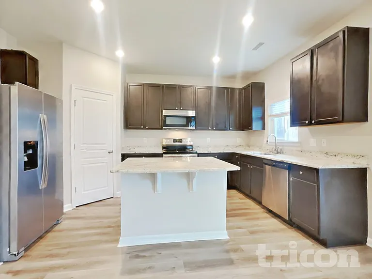 923 Avondale Dr — Photo 5
