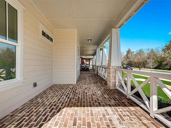 3rd image of 5801 Lake Way