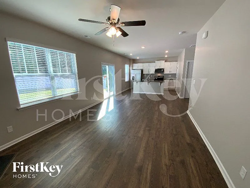 3 bed, 2.5 bath, 2248 sqft, $2,050 — Photo 3