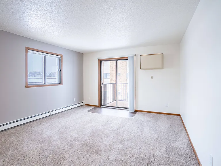 Fargo, ND Westwood Estates | 21B | Living