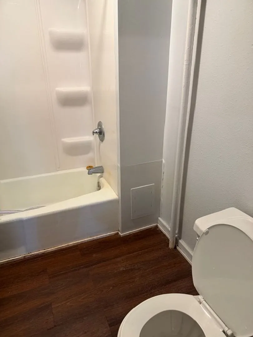 215 1/2 East 5th Street Apartments — Photo 4