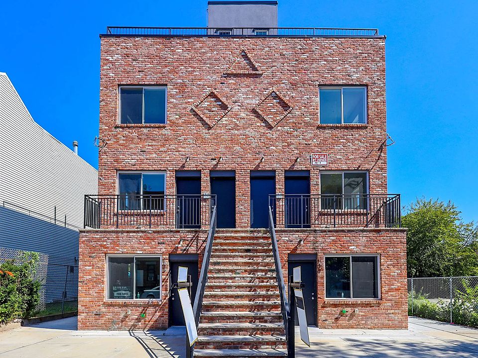 1st image of 105 Wyona St