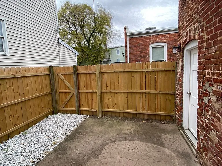 729 Catherine St — Photo 27