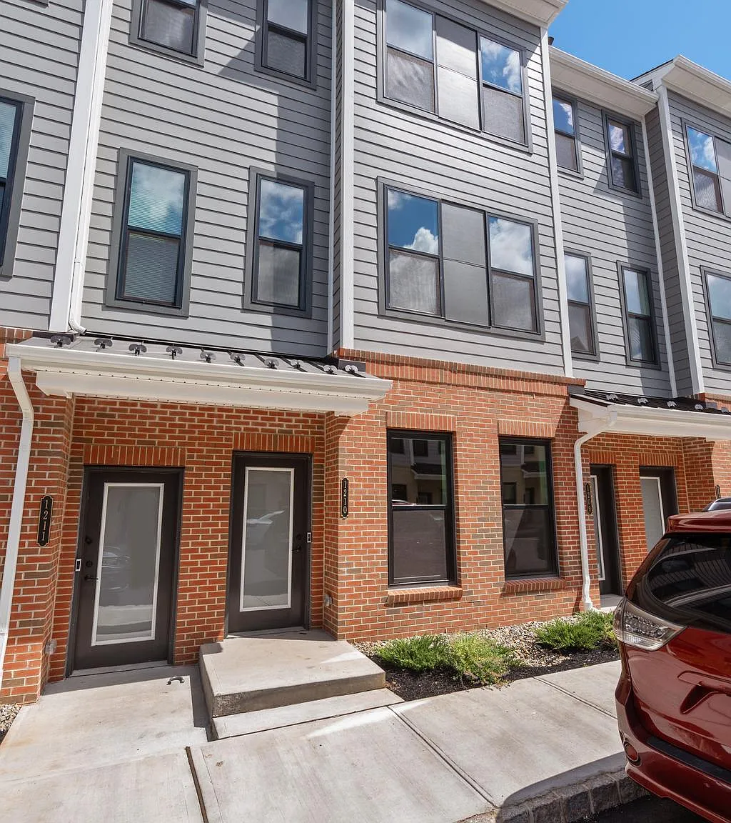 3 bed, 2.5 bath, 1654 sqft, $4,200 — Photo 4
