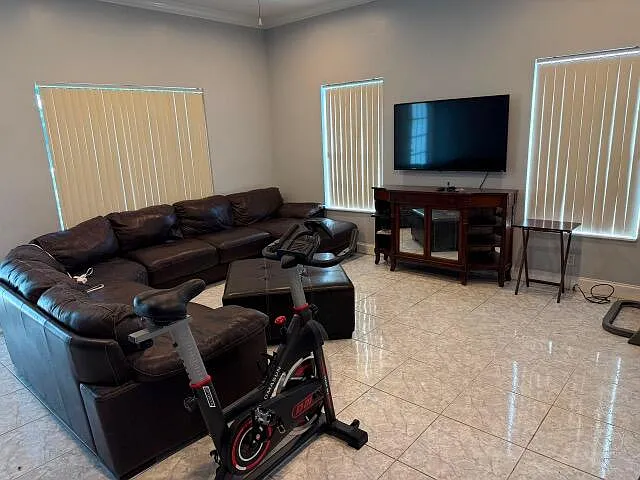 4 bed, 3.0 bath, 1928 sqft, $3,600 — Photo 2
