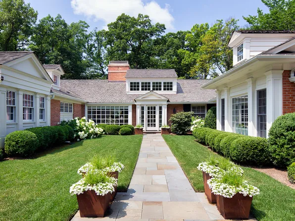 32 Moffett Rd, Lake Bluff, IL 60044