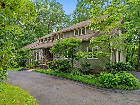 3rd image of 10 Pebble Ln