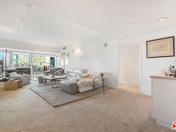 4th image of 13600 Marina Pointe Dr Unit 901