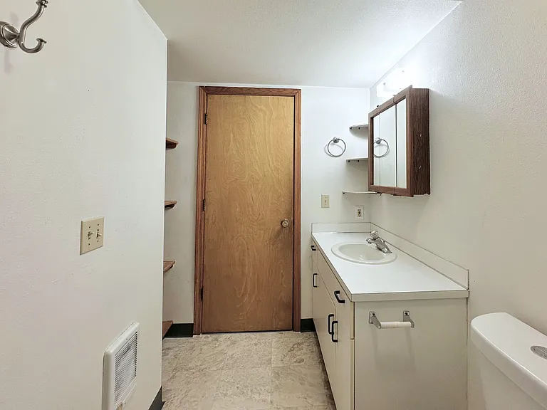318 E 6th St — Photo 9