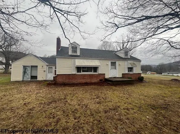 16 Green Hill Ln, Mount Clare, WV 26408