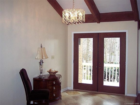 4th image of 18 Pine Knoll Dr