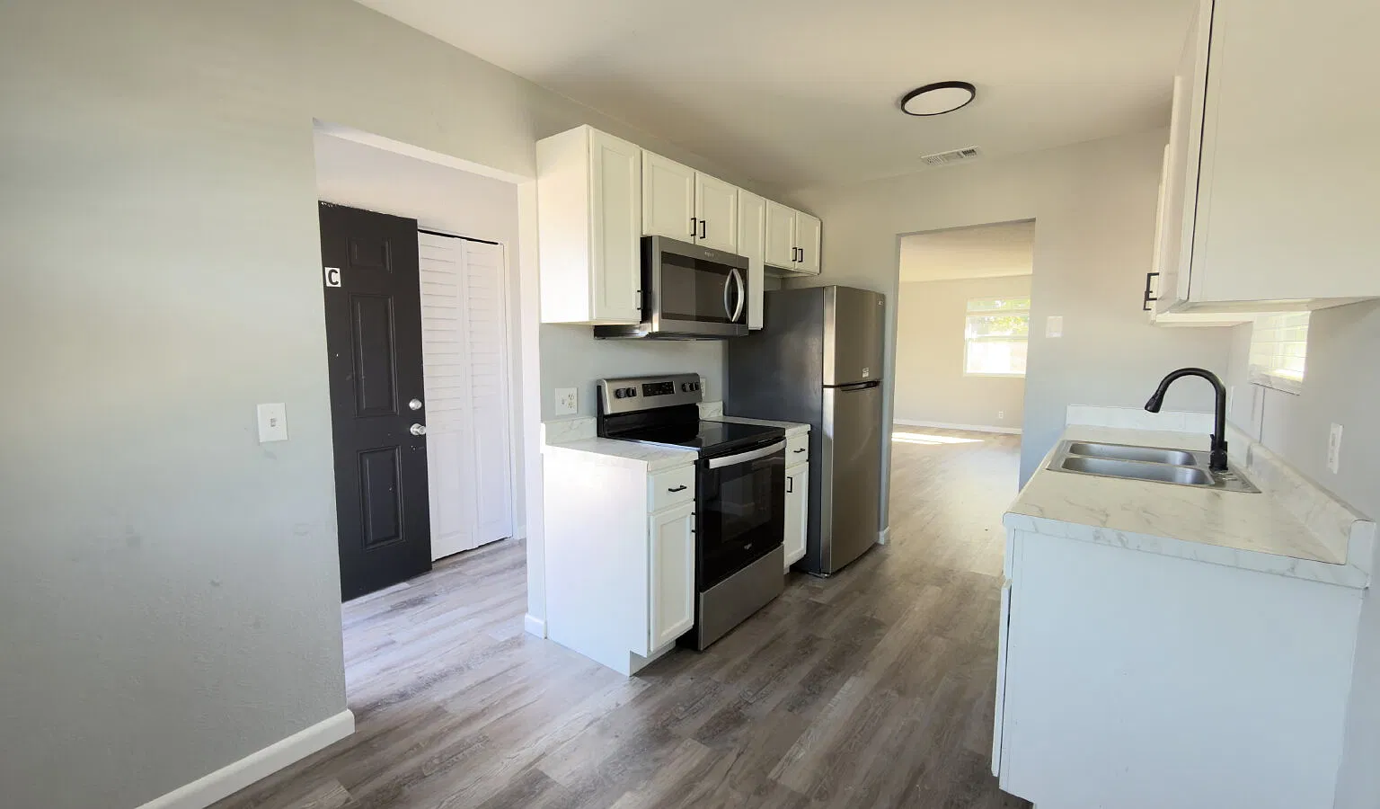 2 bed, 1.0 bath, $1,100 — Photo 4