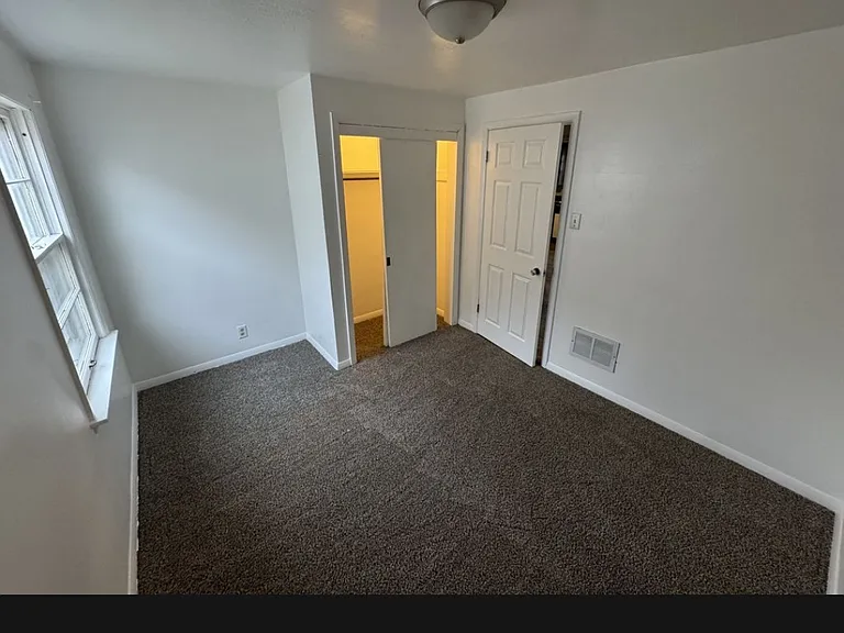1610 Division Ave — Photo 6