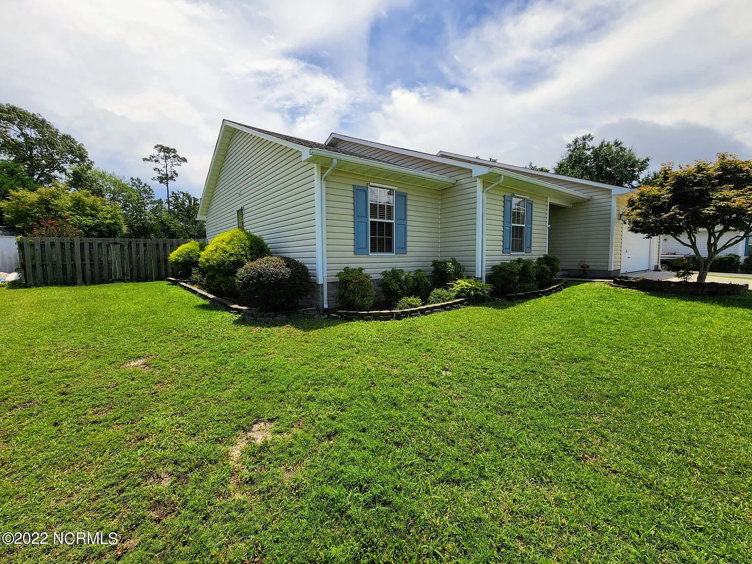 4 bed, 2.0 bath, 1636 sqft, $2,200 — Photo 2