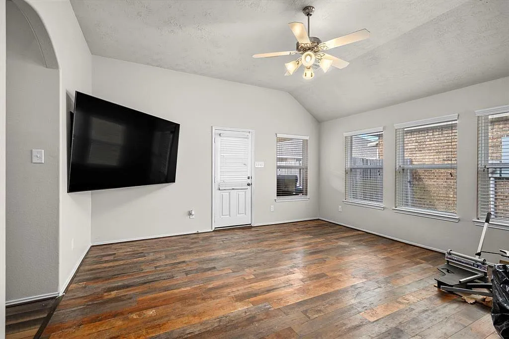 3 bed, 2.0 bath, 1863 sqft, $2,650 — Photo 2